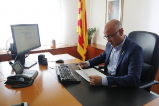 El delegat del Govern a Tarragona, Òscar Peris, treballant al seu despatx