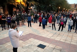 Imatge de la presidenta de l&#039;Associació de veïns del barri de Bonavista d&#039;esquenes, Loli Gutiérrez, llegint el manifest i dels concentrats en la protesta per reclamar més seguretat al veïnat
