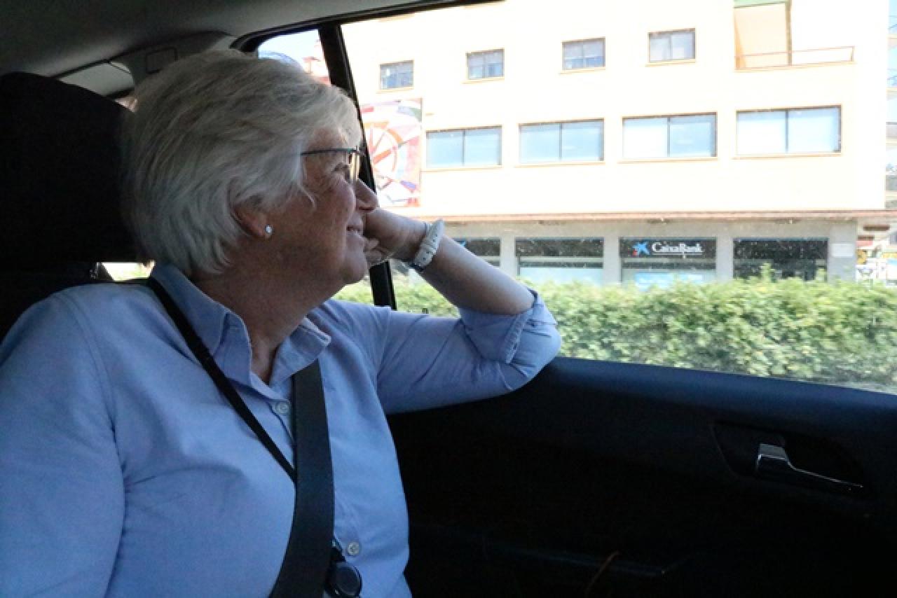 L&#039;eurodiputada Clara Ponsatí viatja en cotxe després de creuar la frontera des de Perpinyà