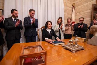 La presidenta del Parlament de Catalunya, Anna Erra, després de signar el Llibre d’Honor de l’Ajuntament de Reus