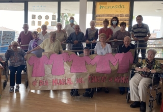 La gent gran del Centre de dia ha confeccionat un pòster amb samarretes roses, amb motiu del Dia del Càncer de Mama