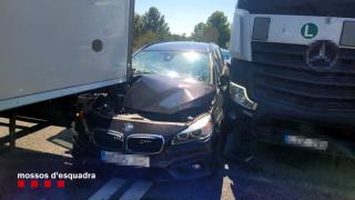 El cotxe d&#039;alta gamma robat a la platja de la Pineda i encastat entre dos camions a l&#039;AP-7 al Baix Penedès