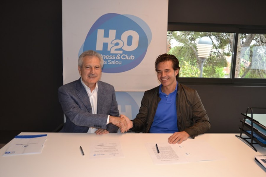 Signatura del conveni de col·laboració entre el Club Tennis Salou H2O i la Clínica Dental Roche.