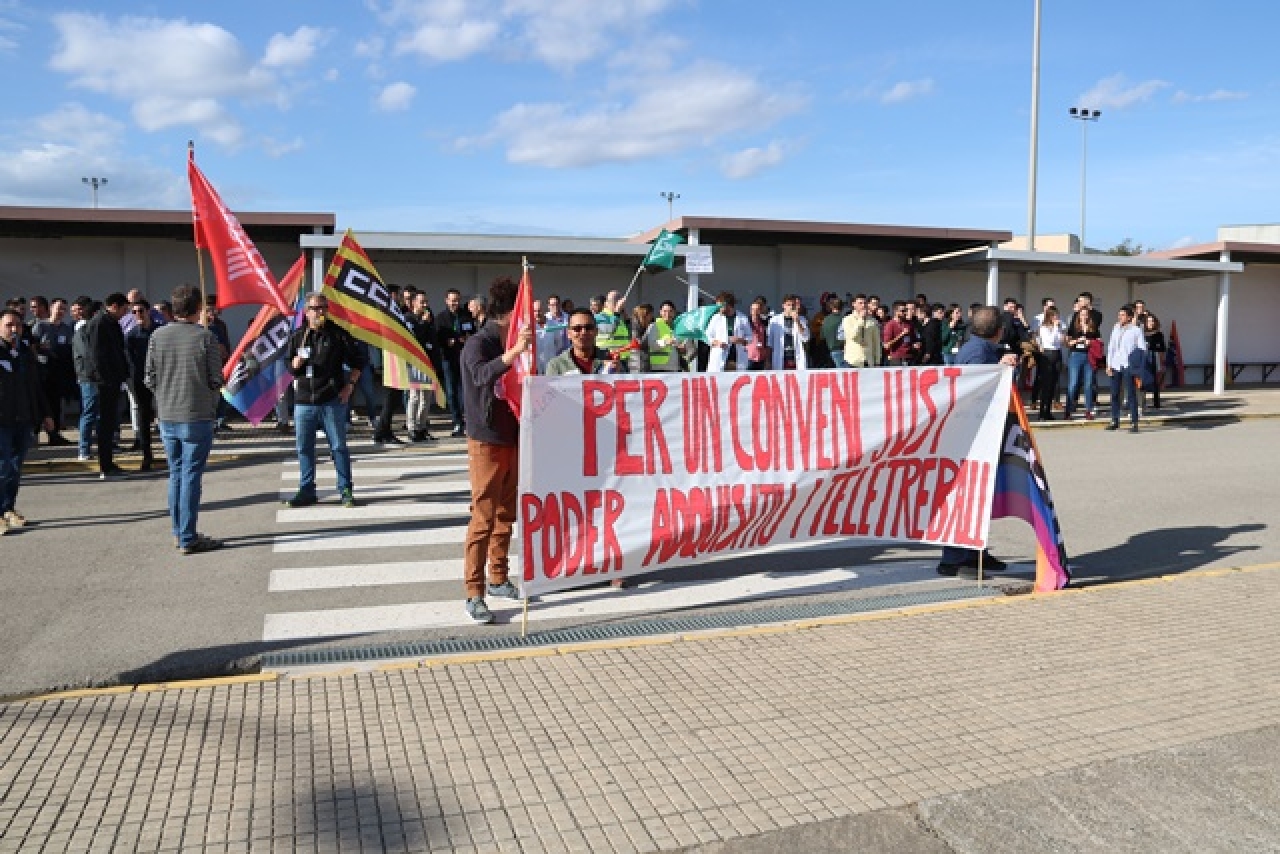 Enginyers treballadors de Lear de Valls protesten a les portes de la fàbrica per demanar un increment salarial i la regulació del teletreball per conveni
