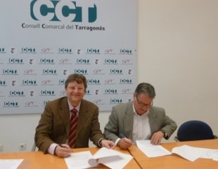 El director executiu de la fundació Cp&#039;Ac, Albert Colomer, i el president del Consell Comarcal del Tarragonès, Pere Virgili, han signat el conveni.