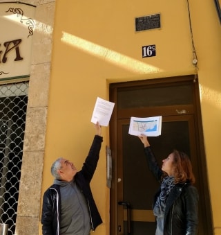 Els regidors de la CUP, Jordi Martí i Laia Estrada, sota una de les plaques franquistes que hi ha al carrer Reding