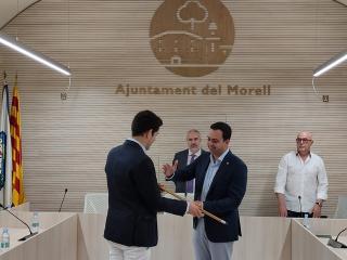 Eloi Calbet rebent la vara després de ser proclamat alcalde del Morell