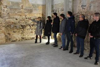 Imatge de la visita al tram de muralla medieval descobert al nucli antic de Riudoms