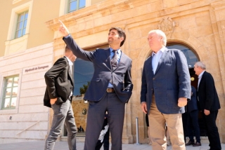 El conseller Jordi Puigneró, amb el president de la Diputació de Tarragona, Josep Poblet, a l&#039;exterior de la institució