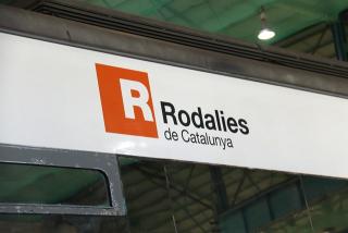 Detall del logotip de Rodalies en un comboi 
