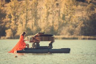 La primera cita serà a l’aigua, amb l’espectacle &#039;La Pianista Roja&#039; de Le PianO du Lac