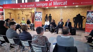 Imatge de la reunió del govern de Reus amb els paradistes del Mercat del Carrilet