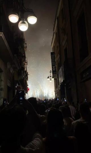 Vista des del carrer Major de la carretillada especial pels 40 anys del Ball de Diables de Tarragona