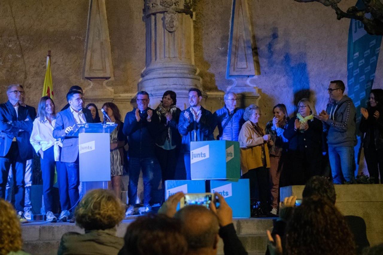 El candidat de Junts a Mont-roig, Simó Gras, amb membres de la candidatura