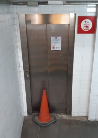 Imatge de l&#039;ascensor avariat de l&#039;estació de Rodalies del Vendrell