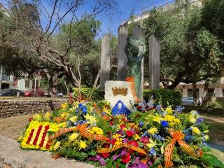 Un total de 45 entitats i associacions culturals i polítiques han participat en l&#039;ofrena floral al monument de Rafael Casanova