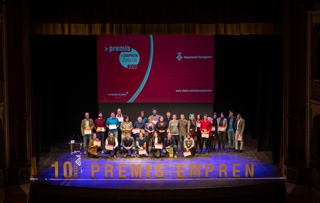 El lliurament dels X Premis Emprèn ha tingut lloc al Teatre Fortuny de Reus, en un acte encapçalat per la presidenta de la Diputació, Noemí Llauradó