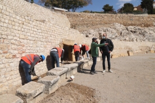 Imatge de les obres al canal de drenatge d&#039;aigua de l&#039;amfiteatre de Tarragona, amb el conseller de Patrimoni, Hermán Pinedo, supervisant-les