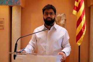 L&#039;alcalde de Montblanc, Oriol Pallissó, en la roda de premsa per explicar que acataran la sentència i col·locaran la bandera espanyola al balcó del consistori