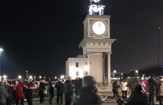Imatge de ciutadans que van celebrar l&#039;arribada de l&#039;any nou amb les campanades del rellotge del Port