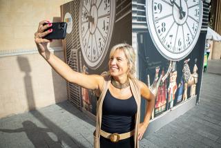 La presidenta de Mercats de Tarragona i consellera de Comerç de l’Ajuntament de Tarragona, Montse Adan, fent-se un &quot;selfie&quot; davant del  cub gegant