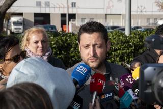 L’alcalde de Tarragona, Rubén Viñuales, atenent els mitjans després del tradicional esmorzar de Nadal