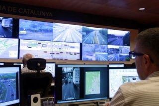 El cap de sala del CIVICAT observa les diverses pantalles amb imatges de la xarxa viària; la del davant, mostra la B-20, per on circula un dels equips mòbils d&#039;informació viària (EMIV). 