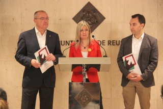 La vicealcaldessa de Reus, Noemí Llauradó, acompanyada de l&#039;alcalde Carles Pellicer i el regidor de Recursos Humans, Daniel Rubio, durant la presentació del PAM