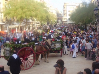 Els portants de l&#039;aigua miraculosa de Sant Magí arribant a la plaça de la Font, en una edició anterior