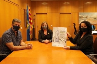 L&#039;alcaldessa de Cambrils, Camí Mendoza; la presidenta de Secomsa, Rosa Maria Abelló, i el regidor de Medi Ambient de l’Ajuntament de Cambrils, Josep Lluís Abella, mostren el cartell de la campanya