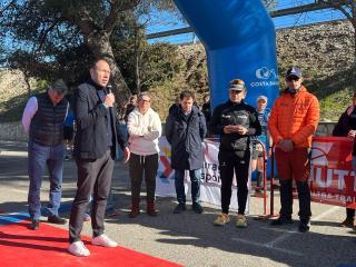 El conseller d&#039;Esports de l&#039;Ajuntament de Tarragona, Berni Álvarez, intervenint en l&#039;homenatge que s&#039;ha dut a terme davant del Club Tennis Tarragona, minuts abans de l’inici de l’Ultra Trail Tarragona 