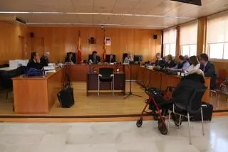 Tres persones acusades d&#039;un delicte continuat d&#039;estafa i blanqueig de capitals, d&#039;esquenes, i els seus advocats en la vista celebrada a l&#039;Audiència de Tarragona