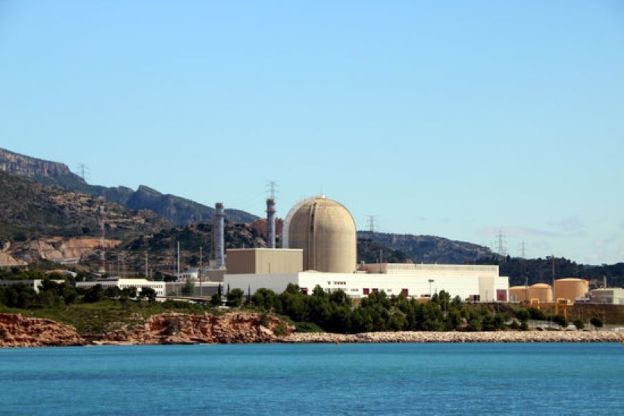 Imatge de la central nuclear Vandellòs II des de la platja de l&#039;Almadrava