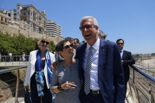 L&#039;alcalde de Tarragona, Josep Fèlix Ballesteros, abraçat i somrient amb la delegada del govern espanyol, Teresa Cunillera, mentre baixen la passarel·la