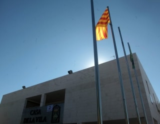 Els pals on onejaven les banderes espanyola i europea, ara buits. S&#039;hi mantenen la catalana i la local