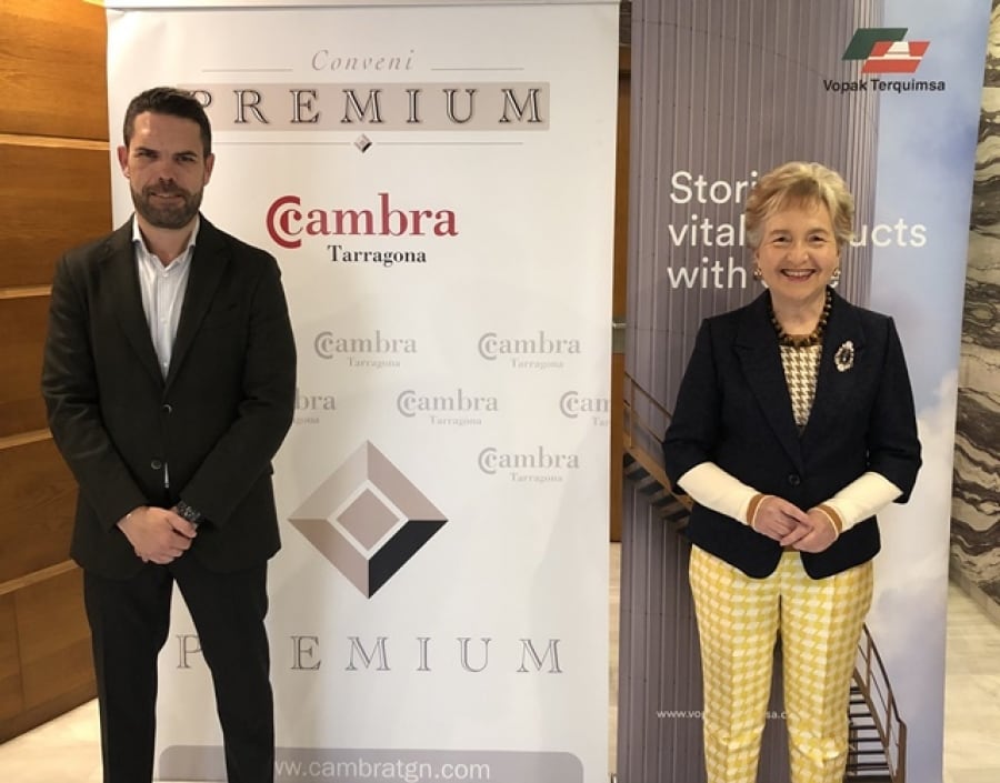 La presidenta de la Cambra de Tarragona, Laura Roigé, ha signat amb Eduardo Sañudo, director general de Vopak Terquimsa, el conveni Premium