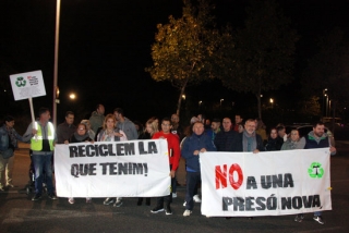 Diversos veïns i veïnes del Parc Francolí de Tarragona manifestant-se amb pancartes davant el solar on està projectat el Centre Penitenciari Obert