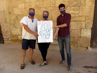 D&#039;esquerra a dreta, el coordinador de la mostra, Diego Sbato, la regidora de Turisme, Natalia Sanz, i el coalcalde, Jordi Molinera, amb el cartell de la Nit de Bruixes 2021