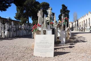La placa en homenatge a Cipriano Martos instal·lada a la fossa històrica del cementiri de Reus on va ser enterrat