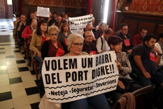 Veïns del Barri del Port exhibint les seves pancartes en el ple de l&#039;Ajuntament de Tarragona del mes d&#039;octubre