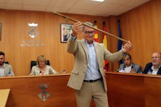 Pere Virgili recull la vara de comandament, després de ser investit alcalde de Roda de Berà