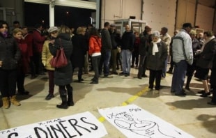 Els afectats per la crisi de la Cooperativa, a la protesta davant la seu de l&#039;entitat.