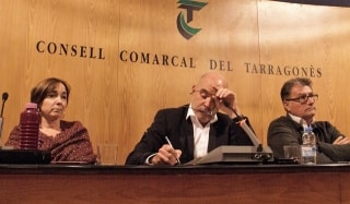 El president del Consell Comarcal del Tarragonès, Daniel Cid, flanquejat pels consellers Pere Virgili (PDeCAT) i Begoña Floria (PSC)