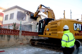 Una excavadora enderroca el primer immoble del barri de la Salut de Salou en l&#039;inici de les obres de canalització del barranc de Barenys