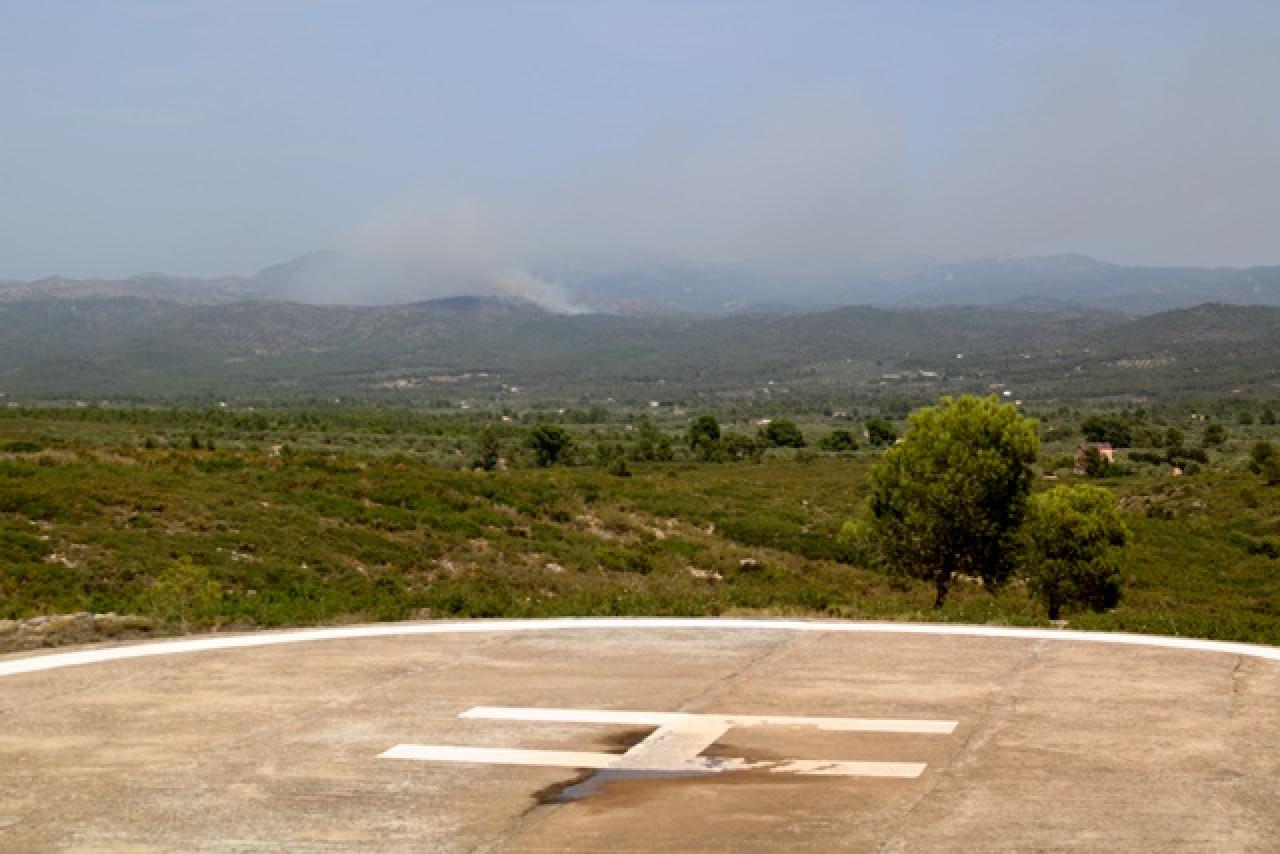 Heliport de l&#039;ADF davant de la columna de fum del segon incendi de Tivissa