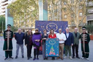 L&#039;alcaldessa Sandra Guaita, la regidora Noemí Llauradó, i el regidor Daniel Recasens, amb representants de la Taula de Comerç, a la foto de grup de la presentació de la campanya &quot;Reus és Nadal&quot;