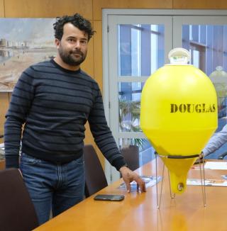 One Safe &amp; Clean ha dissenyat el projecte Douglas, un innovador dron de neteja i ha creat boies per recollir microplàstics i controlar en temps real l&#039;estat del mar
