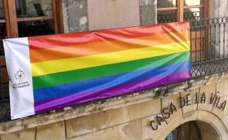Imatge d&#039;arxiu d&#039;una bandera LGBTI a la façana de l&#039;Ajuntament del Vendrell