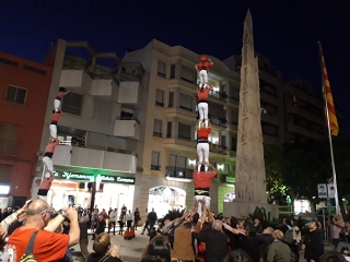 Les colles Vella i Joves dels Xiquets de Valls van aixecar divendres uns pilars d&#039;homenatge davant del monument