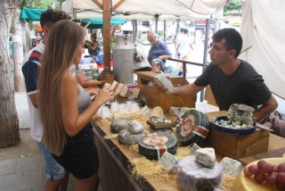 Un venedor de formatges de la Firagost de Valls, a la plaça del Pati